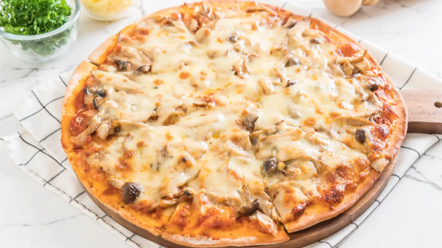 Готовая домашняя пицца на сковороде