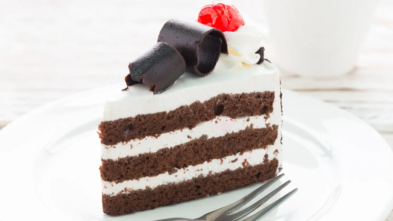 Торт три стакана на белой тарелке