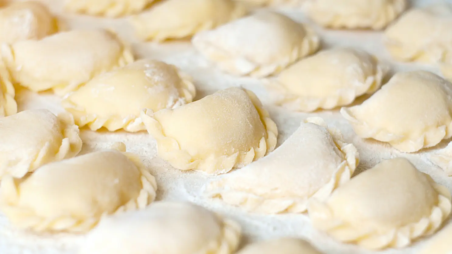 Сырые вареники в муке