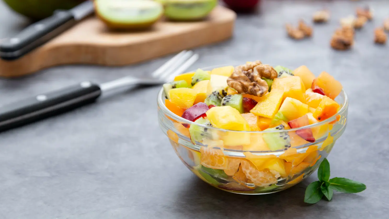 Фруктовый салат с орехами