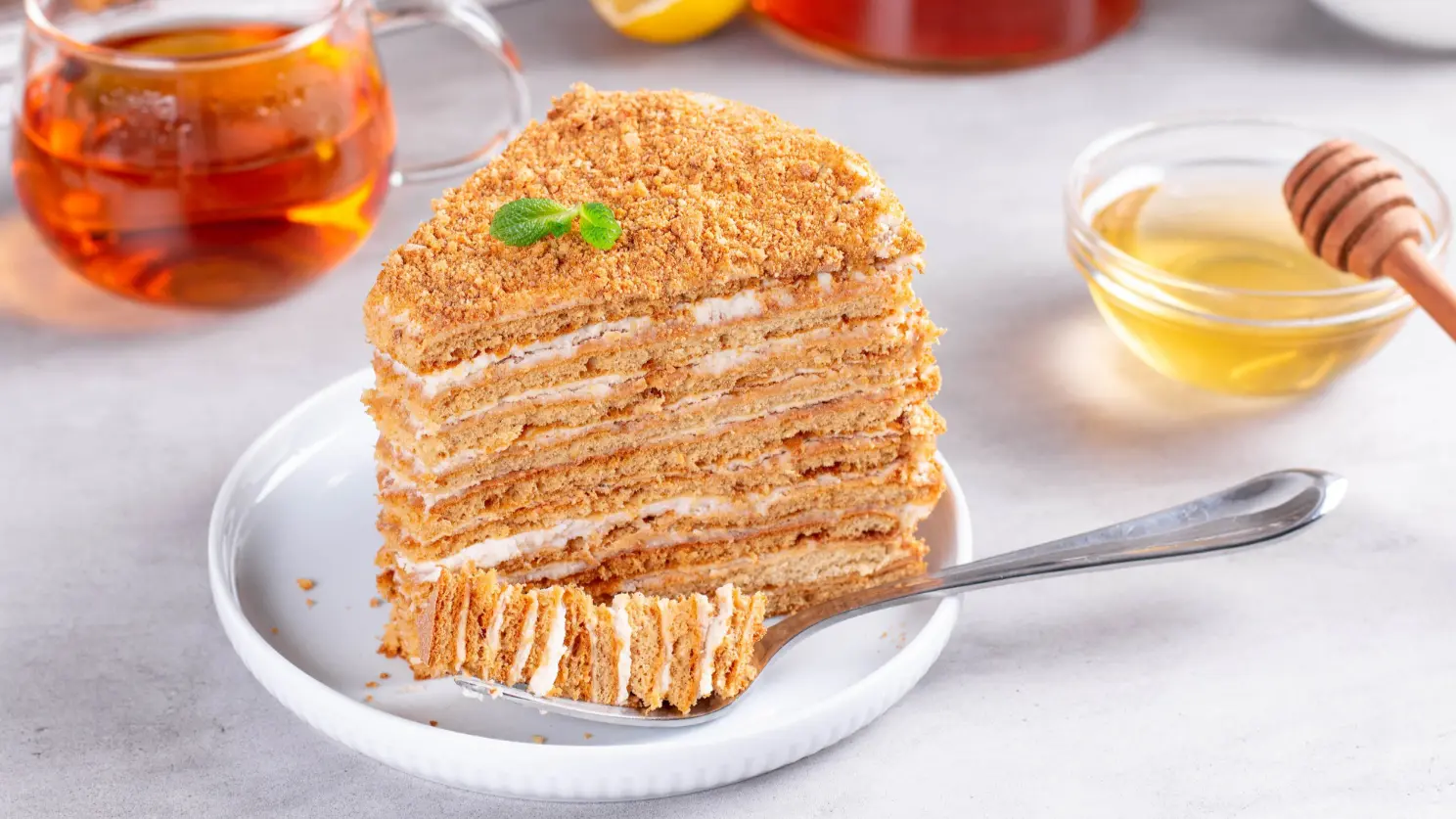 Кусочек торта медовик