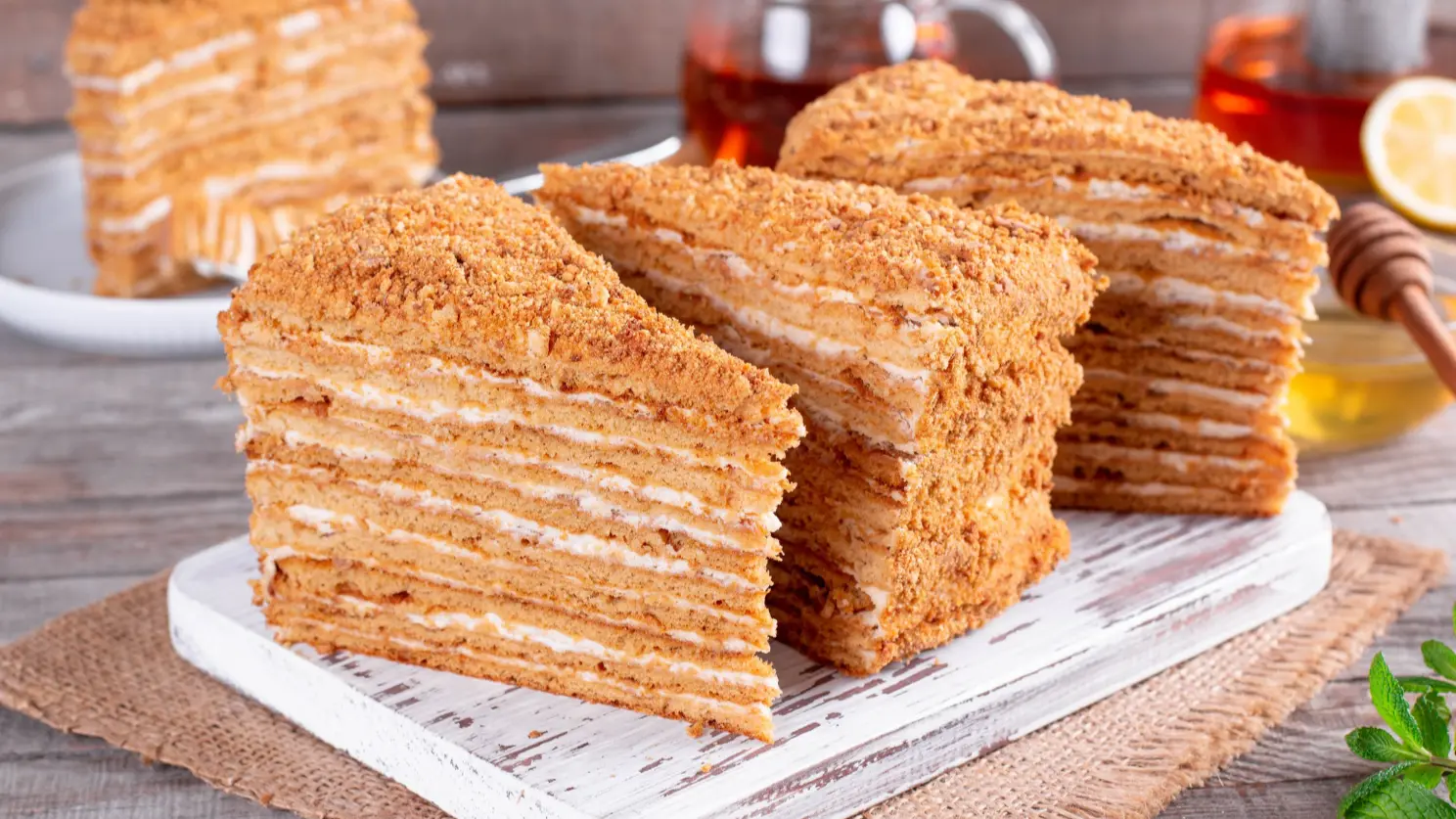 Кусочки не украшеного медовика