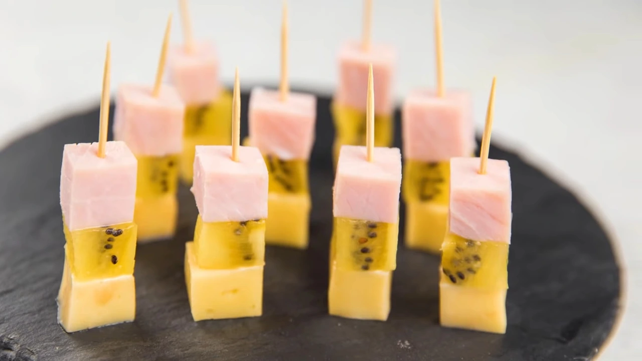 Канапе с ветчиной и киви