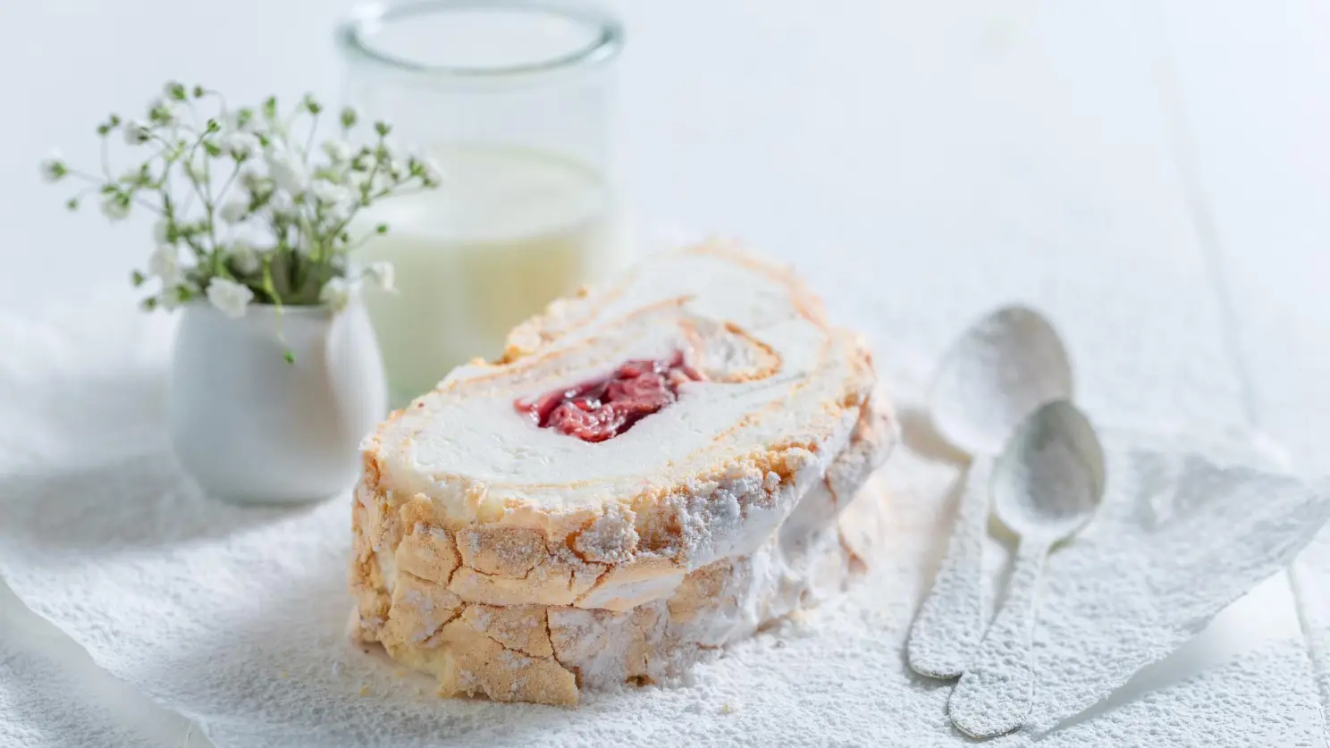 Готовый меренговый рулет