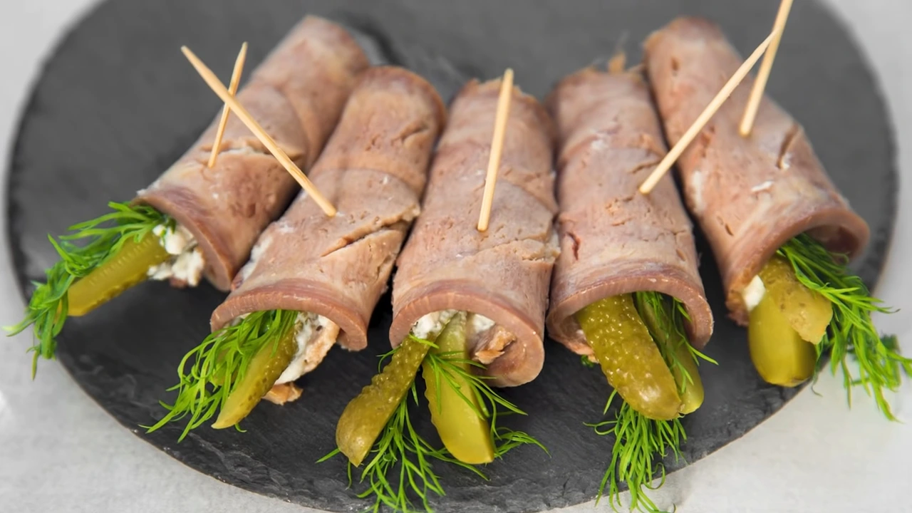 Рулеты с языком и корнишонами