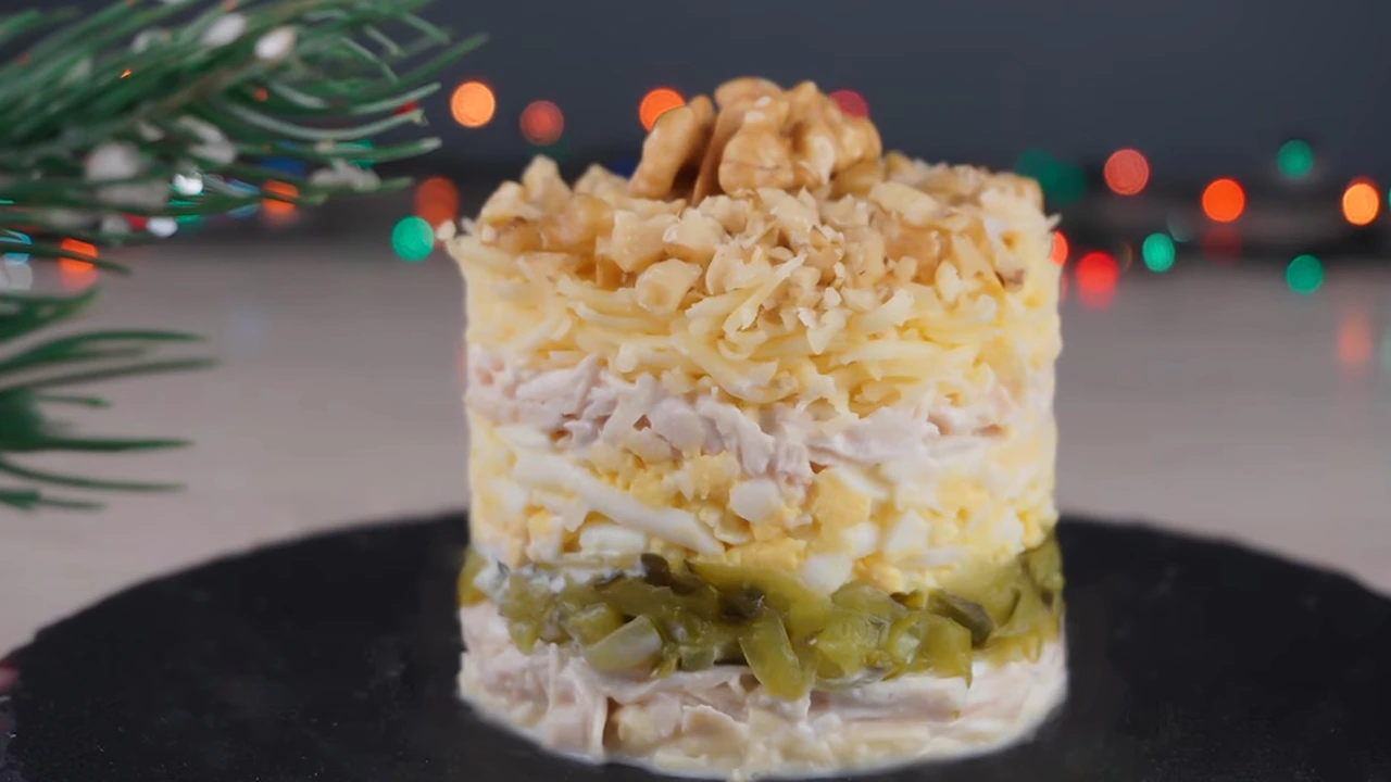 Салат с курицей и грецким орехом