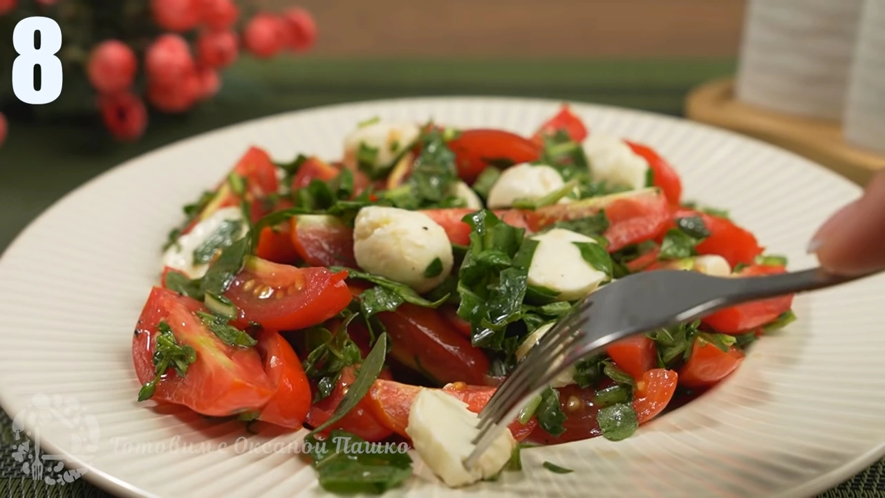 Салат с помидором и рукколой