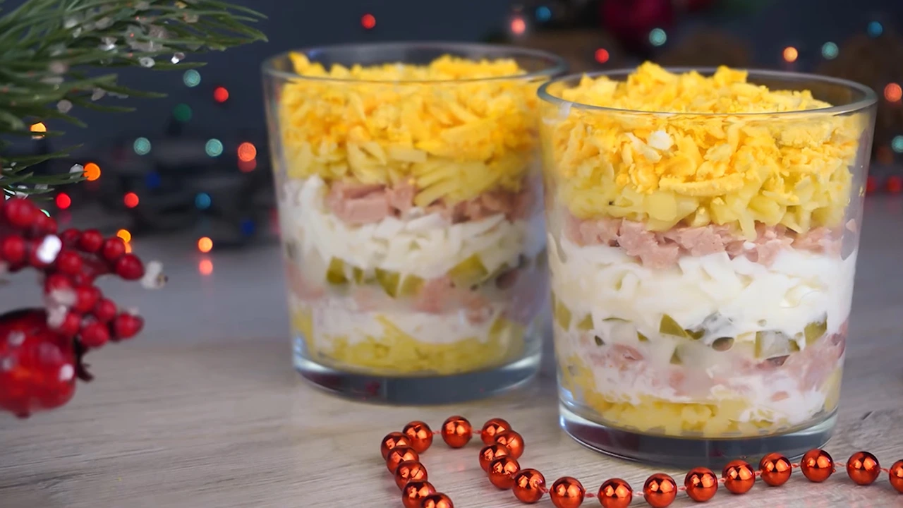 Салат с тунцом слоями