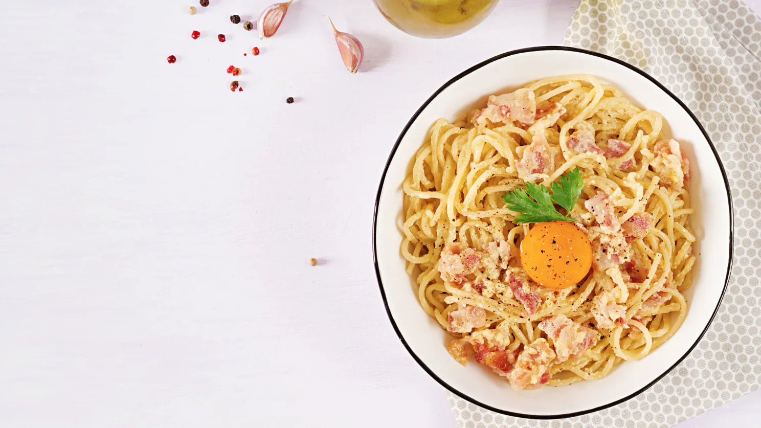 Паста карбонара на столе