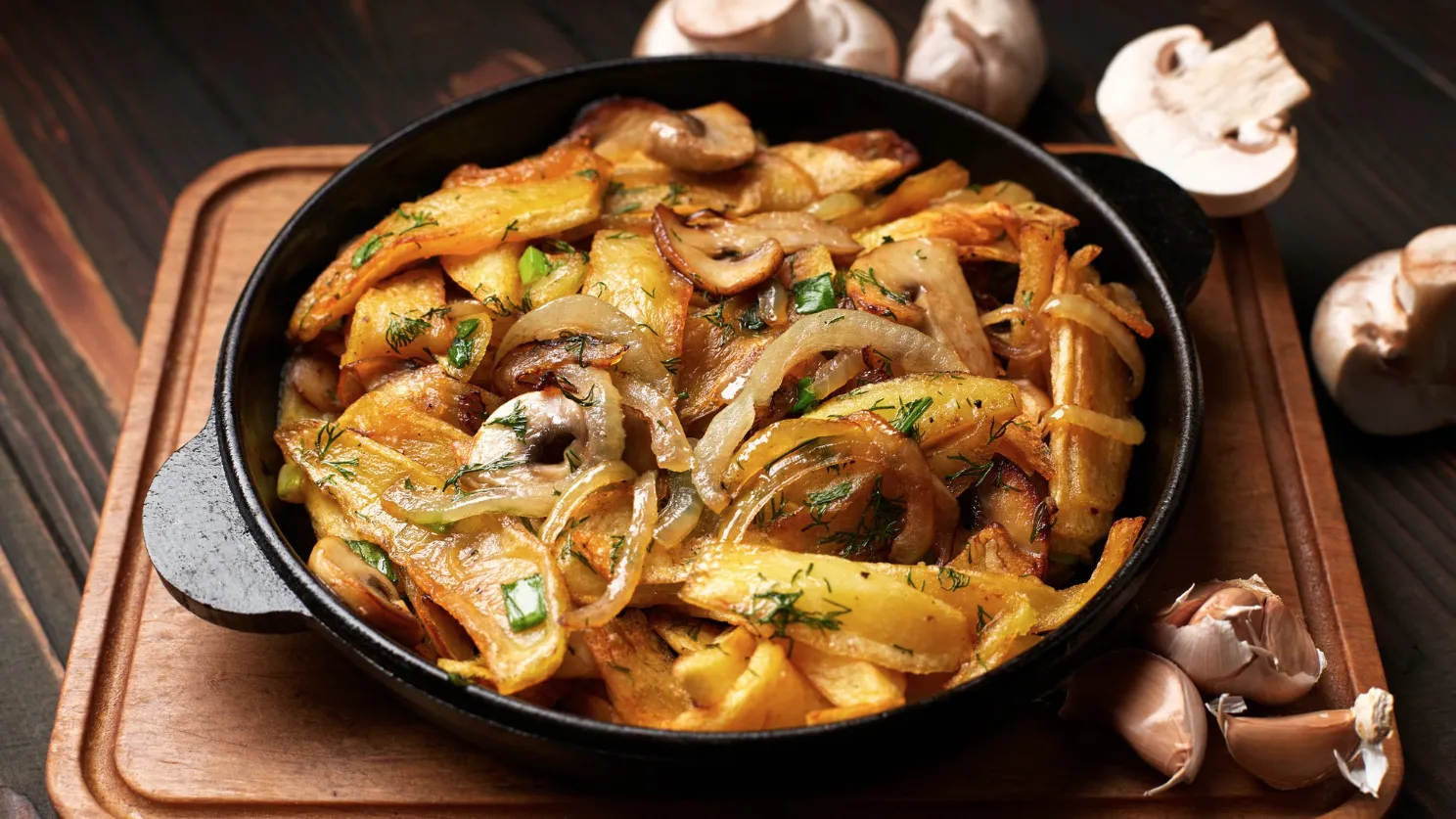 Жареная картошка с грибами и луком