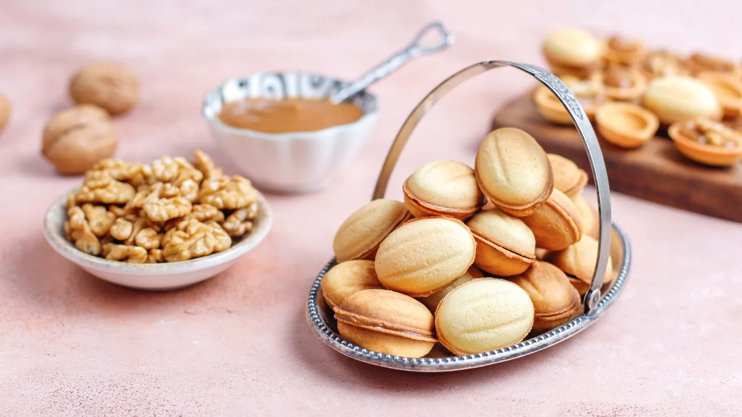 Орешки со сгущёнкой поданы