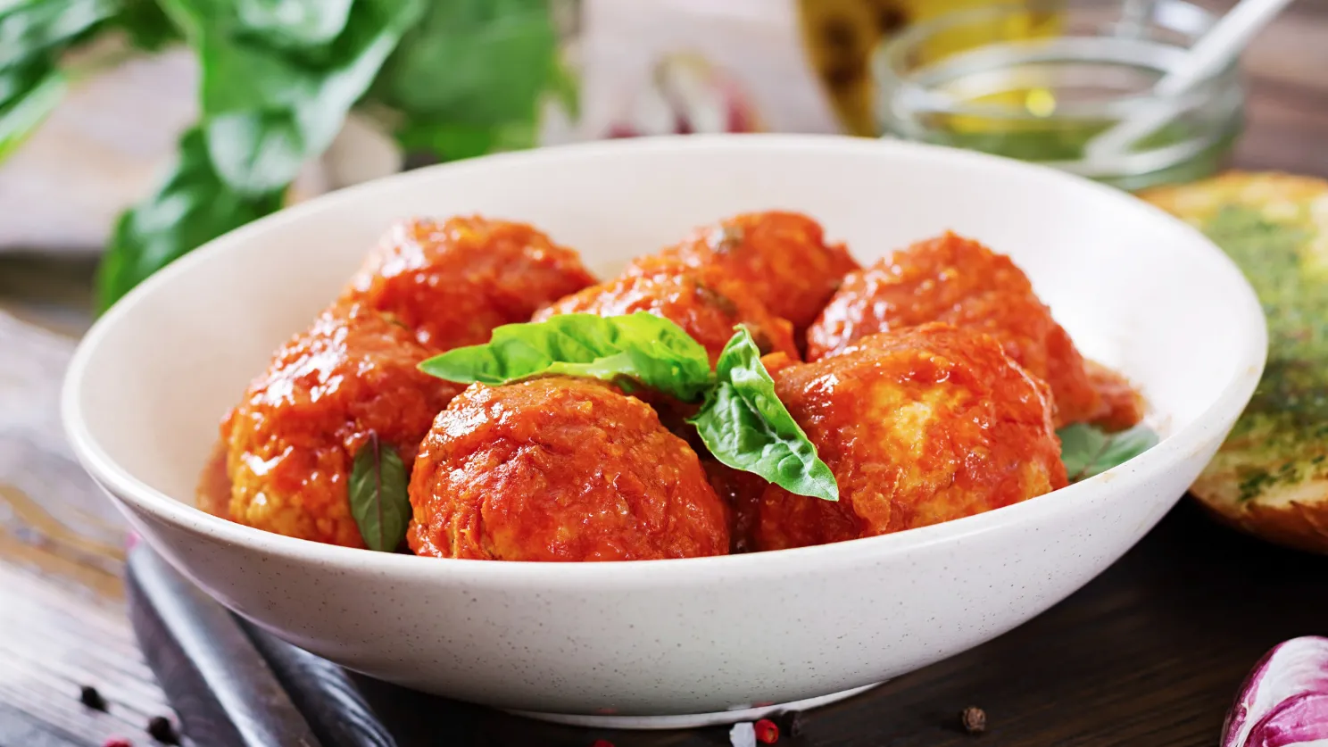 Подача тефтелей в томатном соусе