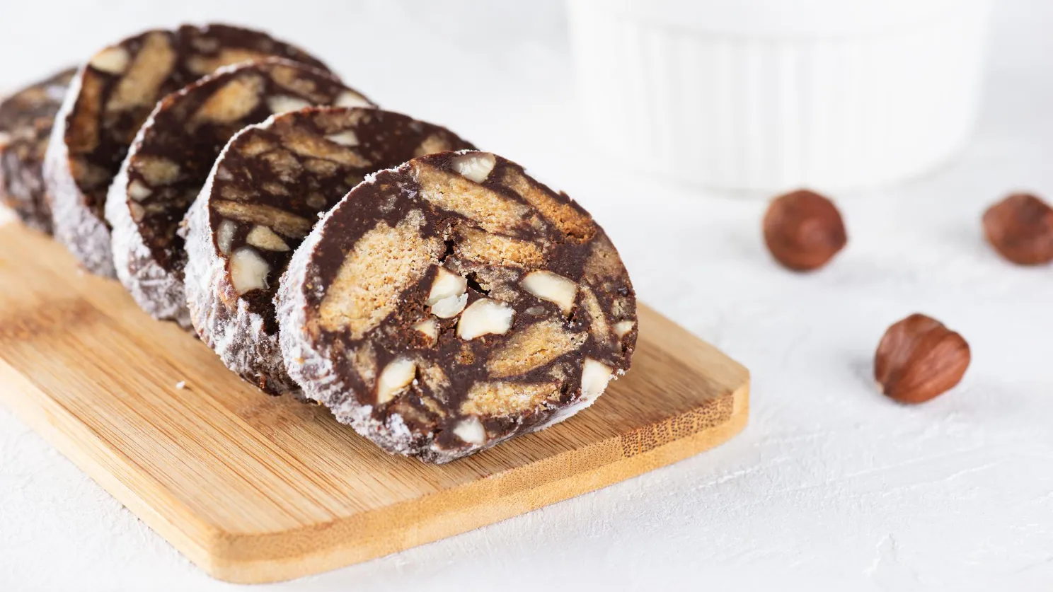 Нарезанная шоколадная колбаса