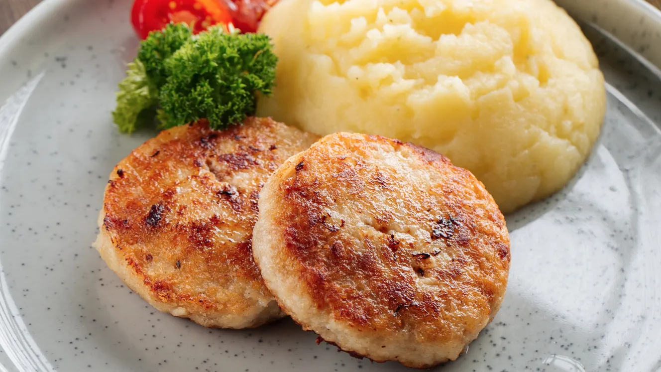 Подаем пюре с котлетой