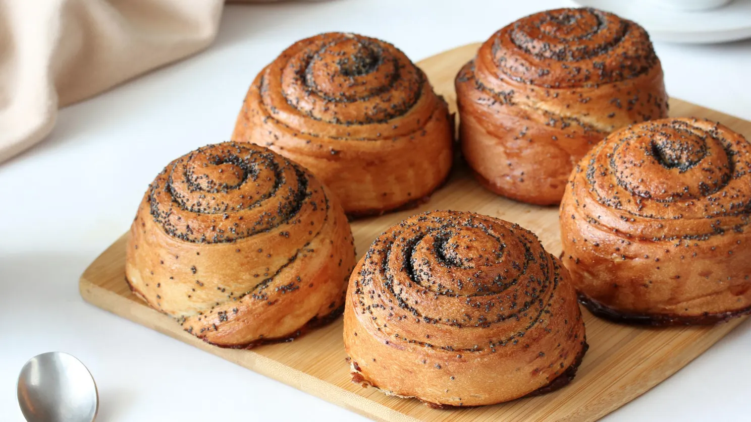 Подача булочек с маком