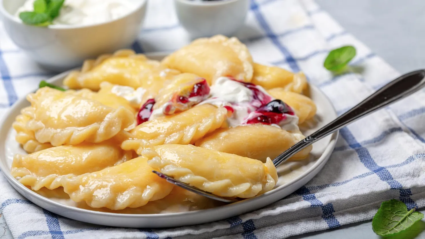 Подача вареников с творогом