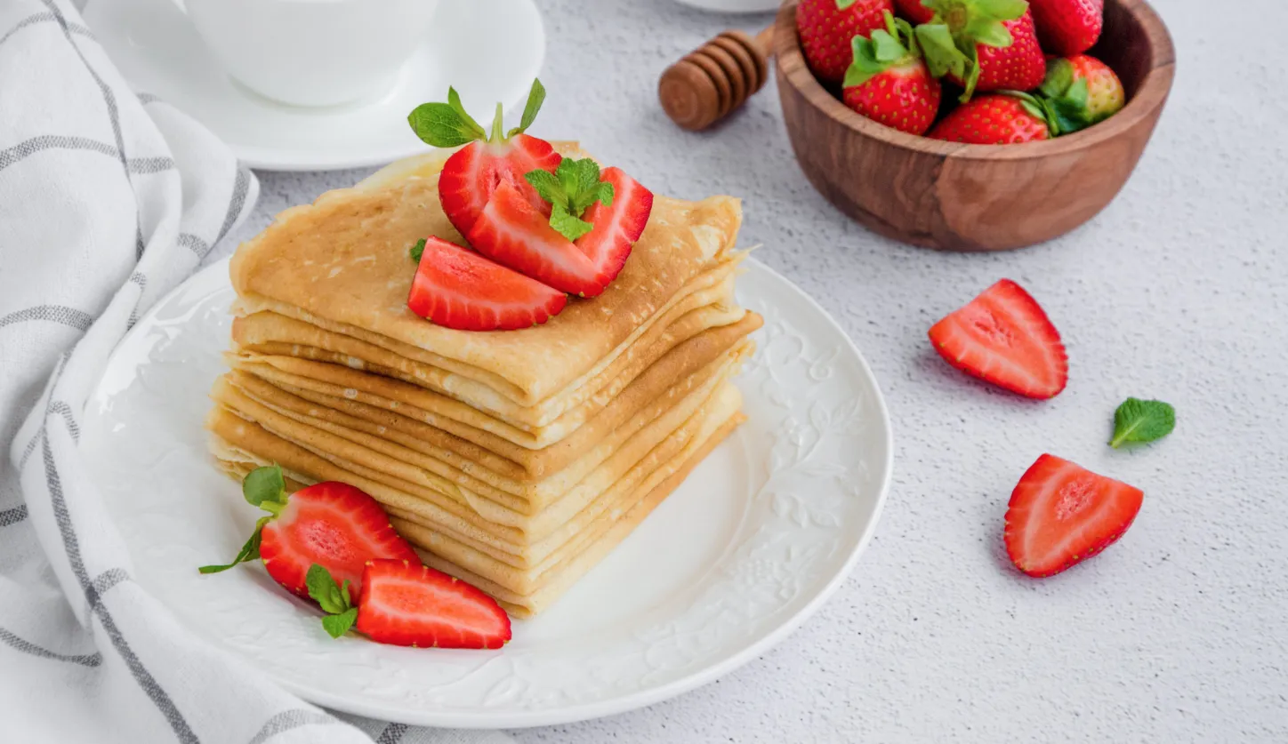 Подача блинов на кефире с кипятком