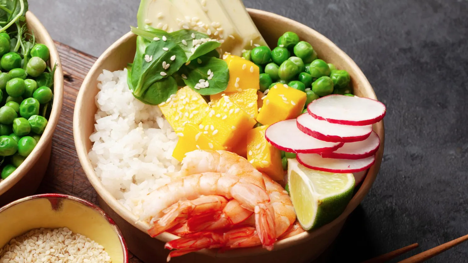 Подача поке боула с креветками