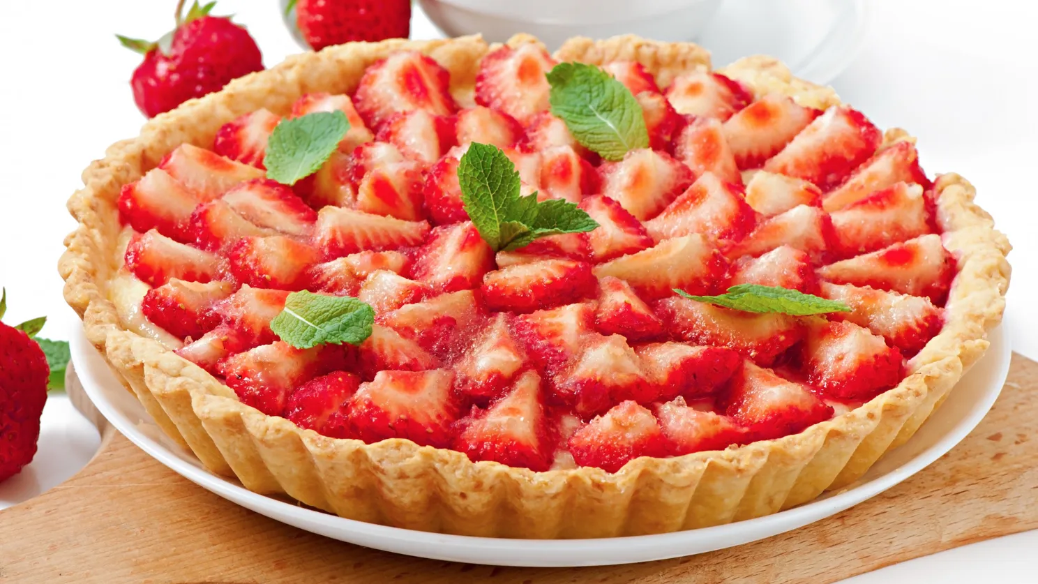 Охлаждение и подача клубничного тарта