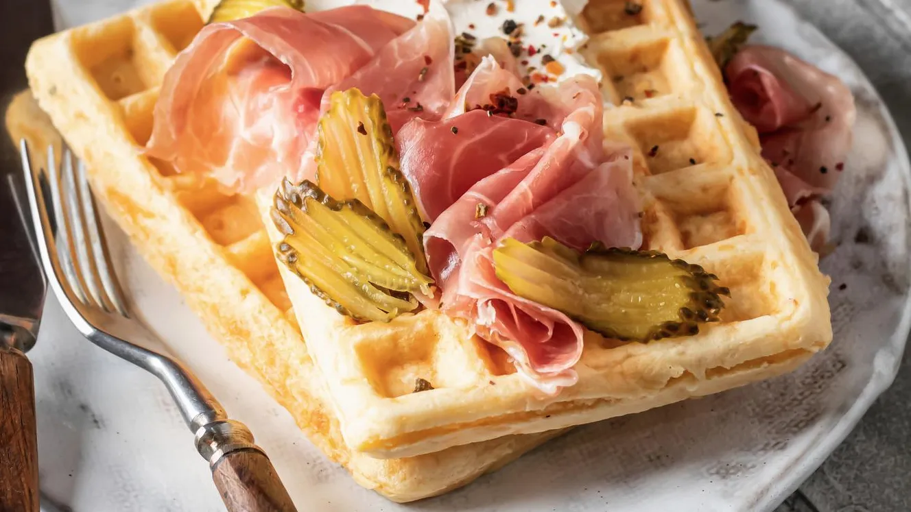 Подача сырных вафель