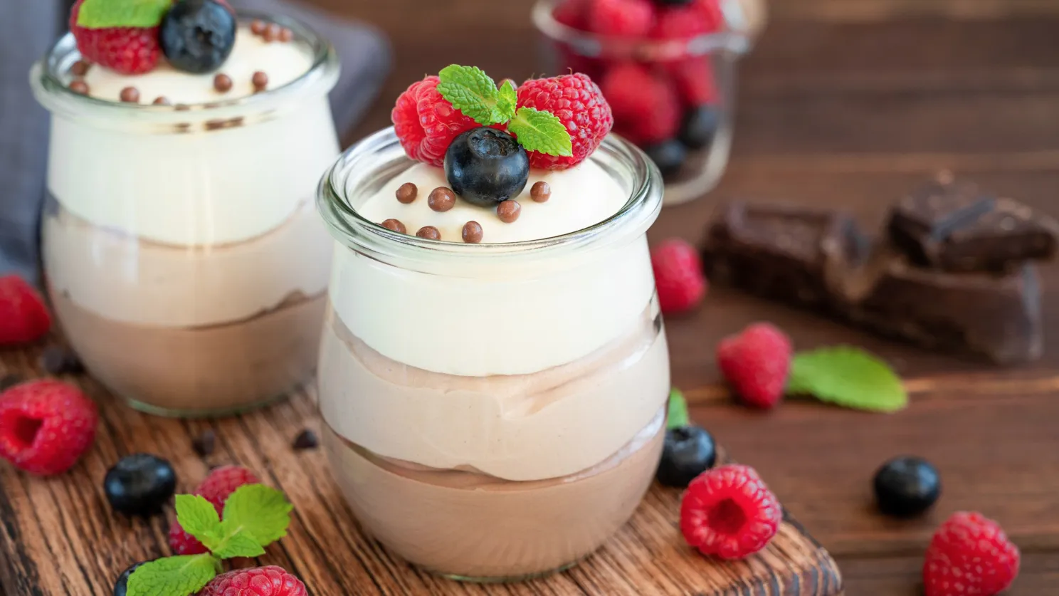 Подача десерта три шоколада