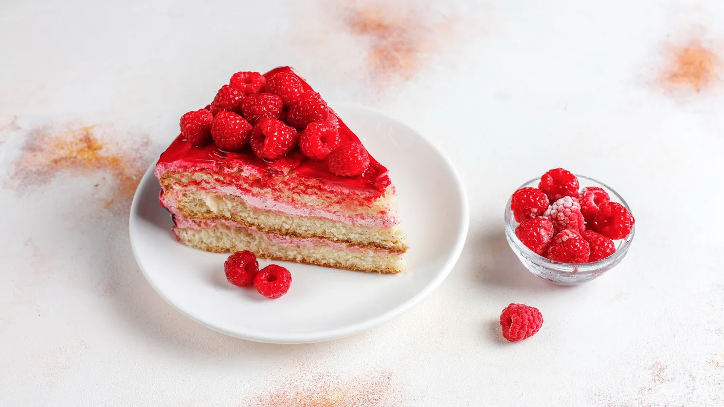 Подача малинового чизкейка
