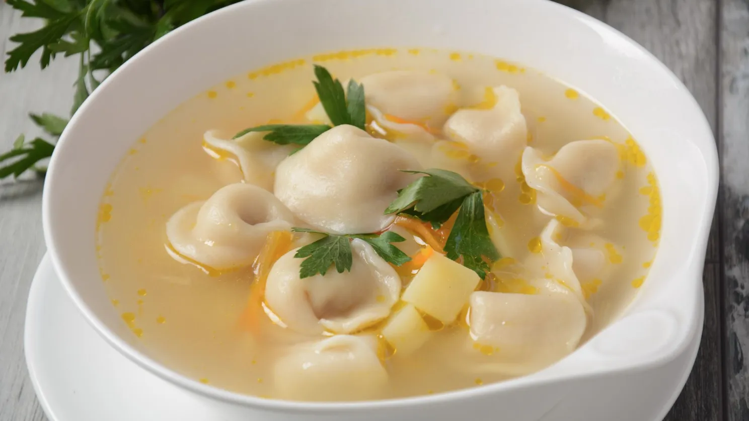 Подача супа с пельменями