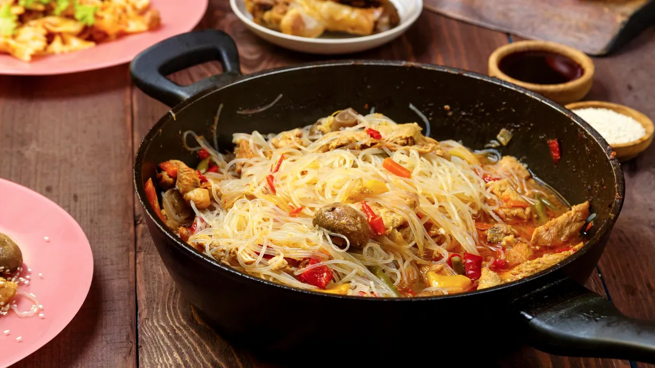 Подача стеклянной лапши с курицей