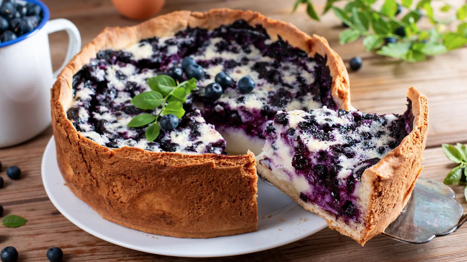 Подача пирога с черникой и сметаной