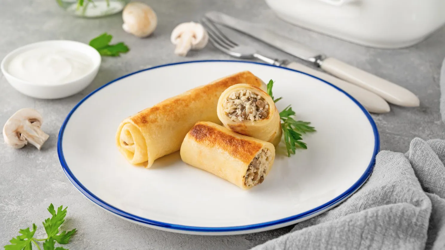 Заворачиваем и подаем блины