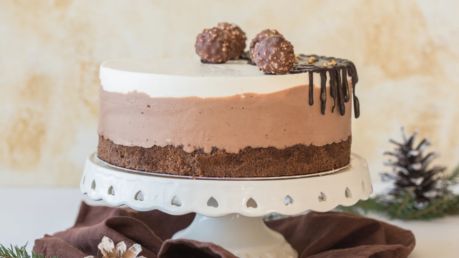 Подача торта три шоколада